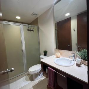 a bathroom with a toilet and a sink and a shower at Mayan Lake Horus in Acapulco