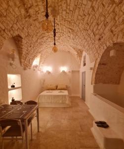 een slaapkamer met een bed en een tafel in een kamer bij Lory's Luxury Suite Ostuni in Ostuni