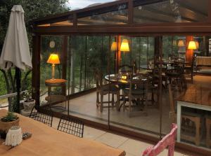 Um restaurante ou outro lugar para comer em Swiss Eviniz Hotel