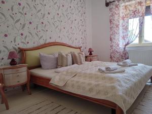 Voodi või voodid majutusasutuse Napsugár Apartman toas