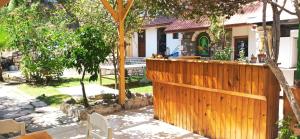 Um jardim em Swiss Eviniz Hotel