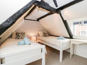 two beds in the attic bedroom of a house at 7 Church Lane in Lymington