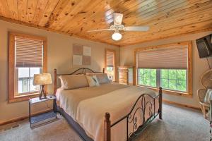 Gallery image of Lakeside Hot Springs Retreat with Kayaks and Boat Dock in Hot Springs Village