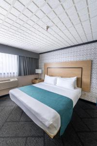 a large bed in a hotel room with a large bed sidx sidx sidx at Sternwheeler Hotel & Conference Centre, Trademark by Wyndham in Whitehorse