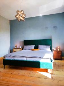 Un pat sau paturi într-o cameră la Nostalgie Apartment Weimar