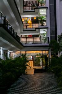un pasillo de un edificio con plantas en él en Aloha Holiday Resort, en Baga