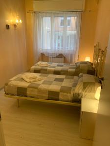 Bett in einem Zimmer mit Fenster in der Unterkunft Casa Flavio in Venedig