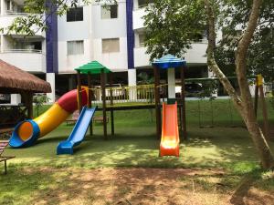 Children's play area sa Águas da Serra Apart Service - acesso ao rio e vista pra serra
