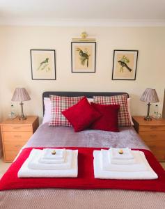 a bedroom with two white towels on a bed at Charming Hen Cottage Countryside Retreat Lincoln in Lincoln