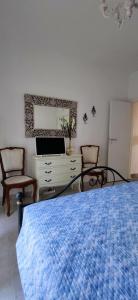 1 dormitorio con cama, tocador y espejo en Sardinia82 Sunsetplace en Palau