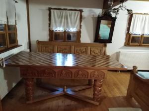 una gran mesa de madera en una habitación con espejo en Umjetnička etno kuća Luka, en Podravske Sesvete