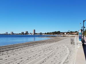 une plage avec des empreintes dans le sable et l'eau dans l'établissement Aldea del Sol, à San Pedro del Pinatar
