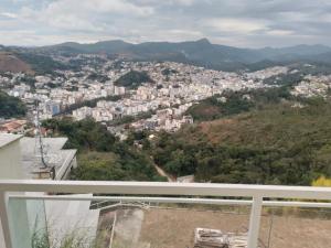 einen Blick auf die Stadt vom Balkon eines Hauses in der Unterkunft Hotel Recanto da Itália in Nova Friburgo