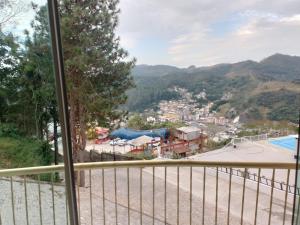 uma vista para a cidade a partir de uma varanda em Hotel Recanto da Itália em Nova Friburgo