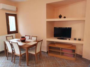 Gallery image of Christie's ground floor apartment by the sea in Kato Gatzea