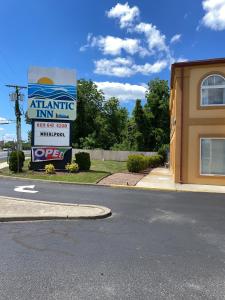una señal para una posada atennis al lado de un edificio en Atlantic Inn, en Pleasantville