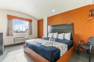 une chambre d'hôtel avec un lit et une chaise dans l'établissement Lighthouse Inn, à South Padre Island