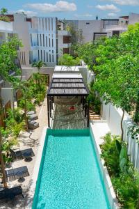 Bazén v ubytování Private Studio wTerrace & Direct Pool Access A104 nebo v jeho okolí