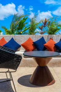 Posezení v ubytování Private Studio wTerrace & Direct Pool Access A104