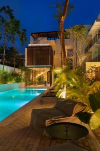 Bazén v ubytování Private Studio wTerrace & Direct Pool Access A104 nebo v jeho okolí