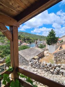 una vista desde el porche de una casa en Kuća za odmor Buba en Murter