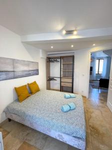 a bedroom with a bed with two pillows on it at MARIUS - Hyper centre - 2 chambres - Wifi in Cassis