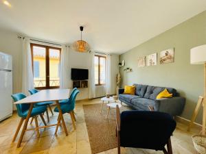 a living room with a couch and a table at MARIUS - Hyper centre - 2 chambres - Wifi in Cassis