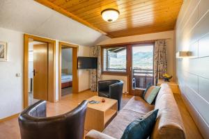 a living room with a couch and a table at Haus Voglreiter - inkl Sommerkarte, zentrale und ruhige Lage, Garten mit Spielplatz in Kaprun