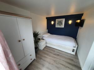Zdjęcie z galerii obiektu Lovely private studio room with own kitchen and bathroom. Set in the popular area of Shiphay in Torquay and only a short walk from Torbay Hospital w mieście Torquay