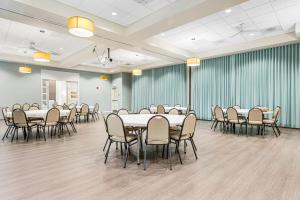 ein Konferenzraum mit Tischen und Stühlen in der Unterkunft Ocean View Beach Club Nantasket Avenue in Ocean View