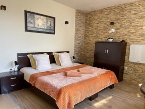 Una cama o camas en una habitación de Villa Isabela - Car Rental for Free