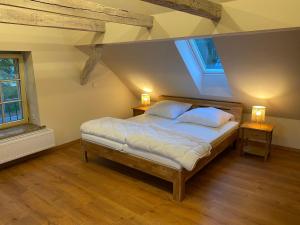 Un pat sau paturi într-o cameră la Ferienhäuser Zinke