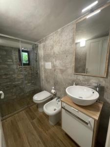 Bagno di LEO APPARTAMENTI con vista panoramica