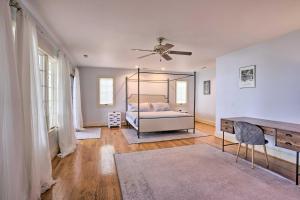 ein Schlafzimmer mit einem Bett und einem Deckenventilator in der Unterkunft Riverfront Retreat in Urbanna with Indoor Hot Tub! in West Irvington