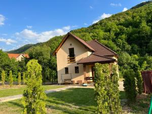una piccola casa in mezzo a un cortile di Zeleni svet 2 a Crni Vrh