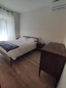 1 dormitorio con 1 cama y vestidor en Gnazzano Home 1, en Loiano