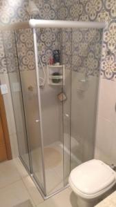 y baño con cabina de ducha y aseo. en Recantto do Divino B&B, en Campos do Jordão