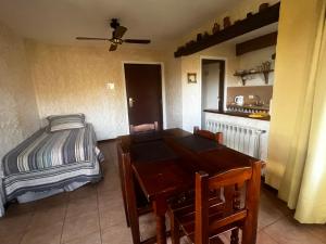 ein Esszimmer mit einem Tisch und einem Bett in der Unterkunft Chalet Suisse Posada & SPA - Adults only in Villa General Belgrano