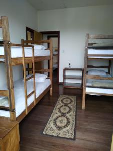 Tempat tidur susun dalam kamar di Trilhas de Minas Hostel Camping