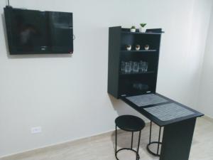 TV a/nebo společenská místnost v ubytování Kitnets bem localizada, próx ao autódromo!