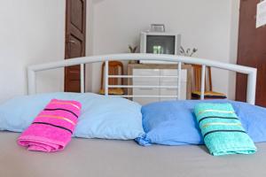Uma cama ou camas num quarto em Private rooms - Tivat