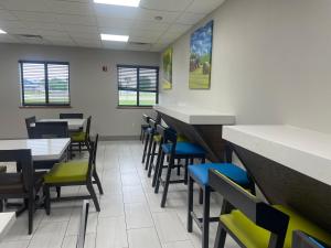 Clarion Pointe Tomah餐厅或其他用餐的地方
