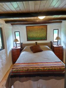 - une chambre avec un grand lit et 2 tables de chevet dans l'établissement The Tree House, à Hacienda Estela