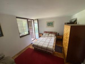 Voodi või voodid majutusasutuse Simsir villa Novi Sad wifi toas