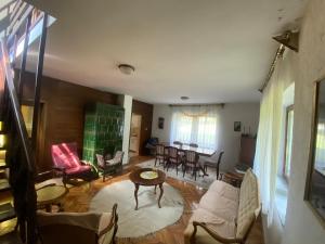 Istumisnurk majutusasutuses Simsir villa Novi Sad wifi