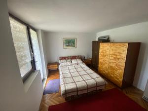 Voodi või voodid majutusasutuse Simsir villa Novi Sad wifi toas