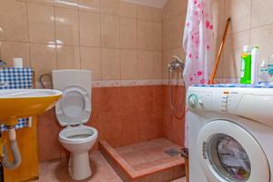 um banheiro com vaso sanitário, pia e máquina de lavar em Private rooms - Tivat em Tivat