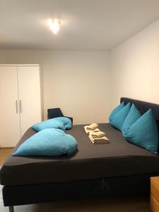 una cama con almohadas azules en una habitación en Bauernhof Podorn en Sankt Kanzian