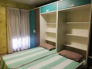 2 Etagenbetten in einem Zimmer mit Fenster in der Unterkunft RESIDENCIAL ALBARDI in Almería