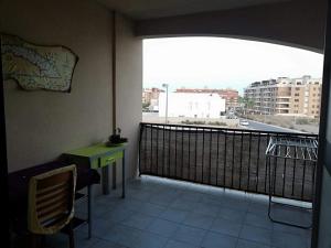 Cette chambre dispose d'un balcon offrant une vue sur la ville. dans l'établissement RESIDENCIAL ALBARDI, à Almería